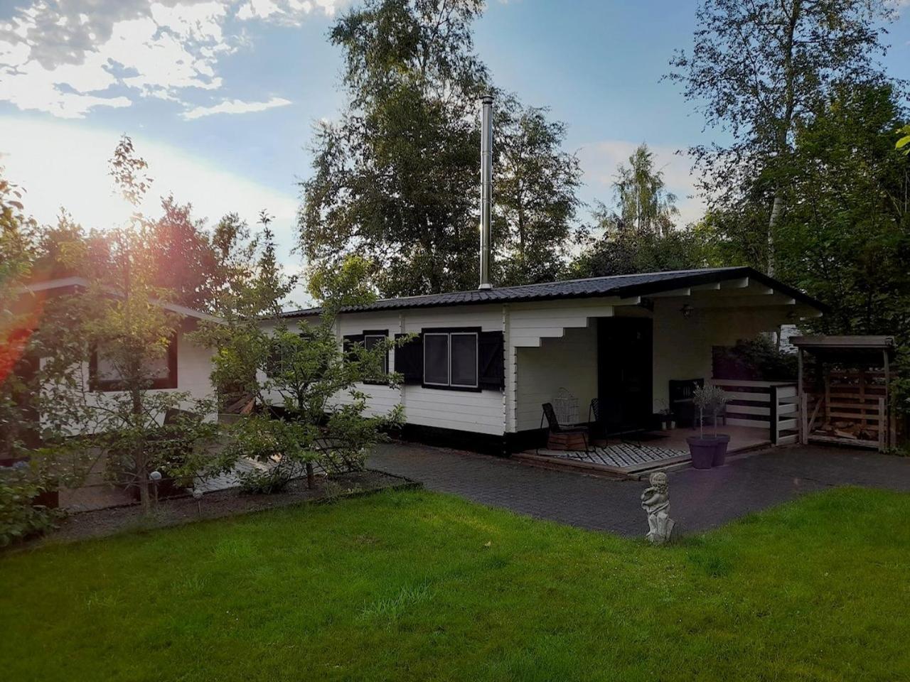Carpe Diem, Het Ruime Chalet Met Houtkachel Nabij Wildlands Emmen Schoonebeek Exteriör bild